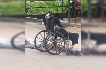 Filho transporta mãe morta em cadeira de rodas e choca comunidade