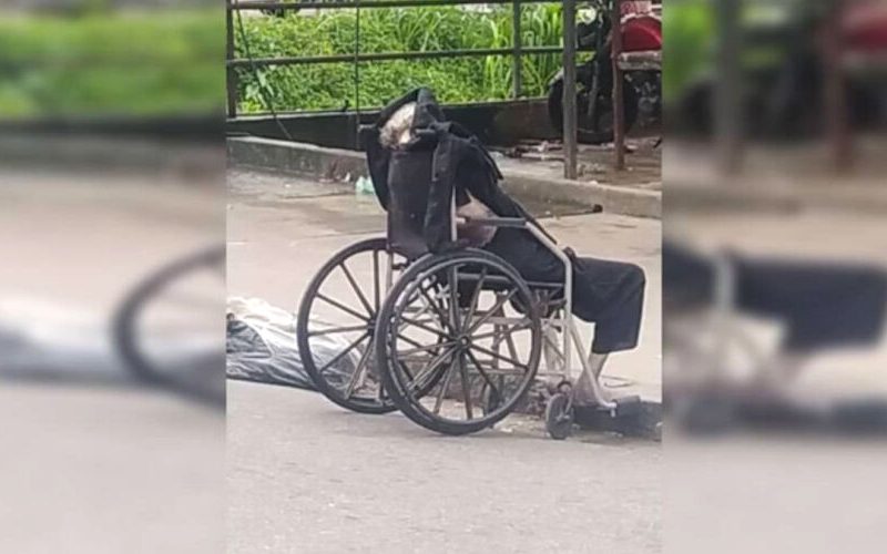 Filho transporta mãe morta em cadeira de rodas e choca comunidade