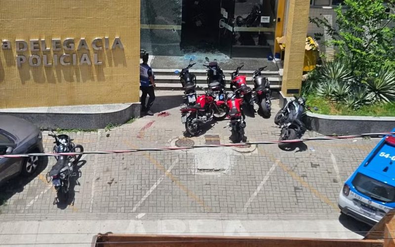 Policial civil morre após atirar na namorada e em colegas dentro de delegacia em Duque de Caxias