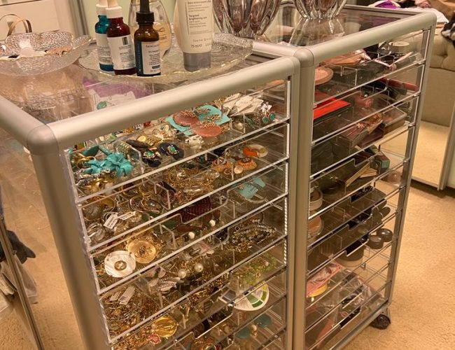 Como móveis em acrílico estão redefinindo a decoração de ambientes comerciais e residenciais