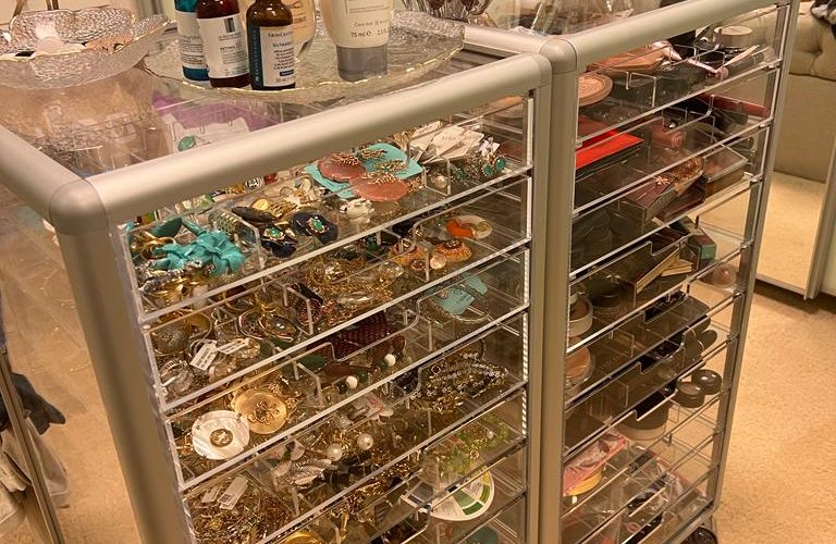 Como móveis em acrílico estão redefinindo a decoração de ambientes comerciais e residenciais
