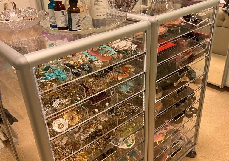 Como móveis em acrílico estão redefinindo a decoração de ambientes comerciais e residenciais
